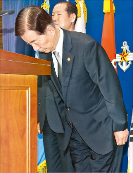 < 한민구 장관 ‘대국민 사과’ > 한민구 국방부 장관이 4일 국방부 브리핑룸에서 최근 발생한 28사단 윤모 상병 사망사건과 관련해 대국민 사과를 하고 있다. 연합뉴스