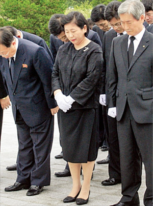 현정은 현대그룹 회장(가운데) 등 현대아산 임직원 20여명은 4일 금강산에서 원동연 아태위원회 부위원장 등 북측 관계자와 함께 정몽헌 회장 11주기 추모식을 가졌다. 현대그룹 제공