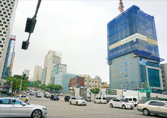 용적률 산정방식 변경으로 공사가 한창인 서울 강남구 교보타워사거리 주변. 김동현 기자