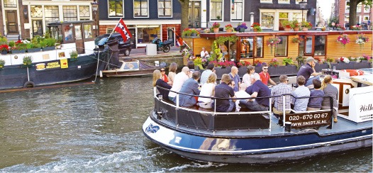 암스테르담 운하를 여행하는 관광객들. 