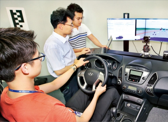 현대자동차 연구원들이 경기 의왕시 중앙연구소에서 미래 자동차에 들어갈 신기술을 점검하고 있다. 현대차 제공