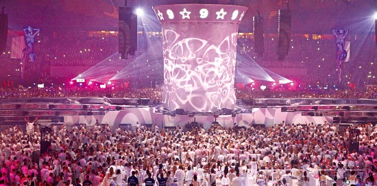 세계 최대 규모의 일렉트로닉 댄스 뮤직 축제 ‘센세이션’에서는 모두 흰 옷을 입는다.