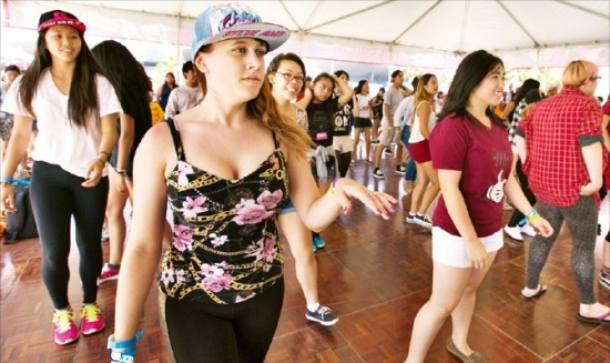 미국 로스앤젤레스에서 9일(현지시간) 열린 한류 축제 ‘케이콘(KCON) 2014’의 참가자들이 춤을 추기 위해 준비하고 있다 / CJ E&M제공