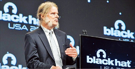 댄 기어 인큐텔 최고 보안책임자가  ‘블랙햇 USA 2014’에서 기조 연설을 하고 있다. 