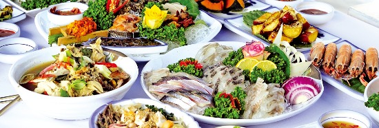 제철 해산물 요리를 한 자리에서 맛볼 수 있는 통영의 대표적 음식문화 다찌.