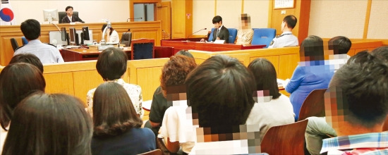지난해 6월27일 학교폭력 등 문제를 일으킨 청소년들이 서울남부지방법원을 방문해 절도 혐의로 기소된 소년범 재판을 지켜보고 있다. 연합뉴스