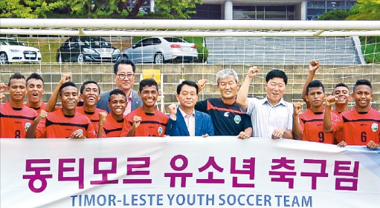 한국가스공사 직원들이 동티모르 유소년 축구팀과 경기 안산에서 기념촬영을 하고 있다. 한국가스공사 제공