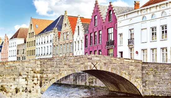 중세 고딕 양식의 고풍스러운 건물이 가득한 벨기에 브뤼헤.