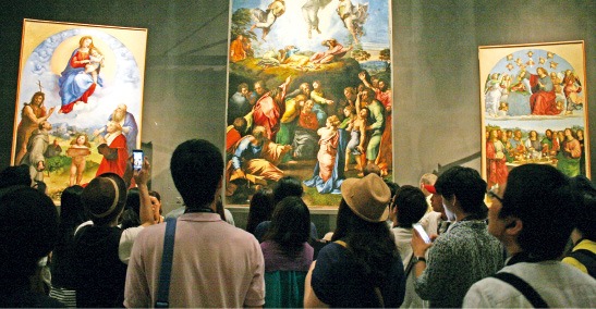 로마 바티칸미술관 내부. 가운데가 라파엘로의 작품 ‘그리스도의 변용’이다.
 