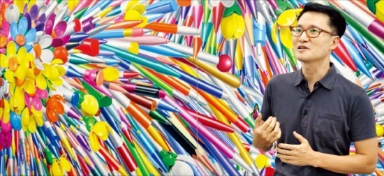 서양화가 홍경택 씨가 중국 항저우 삼상당대미술관에 전시된 자신의 작품 ‘펜3’ 앞에서 설명하고 있다. ‘펜3’는 화려한 색채의 필기구들로 화면을 가득 채운 작품이다. 김인선 기자