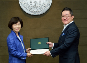 12일 이한성 사장(오른쪽)으로부터 기부증서를 전달받는 최경희 총장.