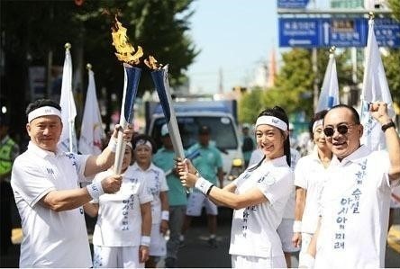 성화 봉송 행사에 참석한 클라라 부녀. 사진=인천아시안게임 공식 트위터