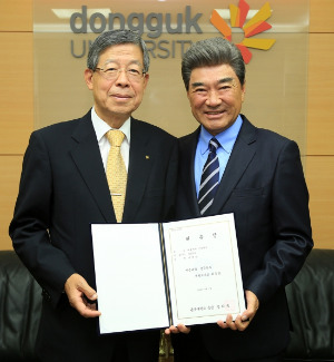 동국대 객원교수에 위촉된 배우 이덕화(오른쪽)가 김희옥 총장과 기념촬영 하고 있다. 