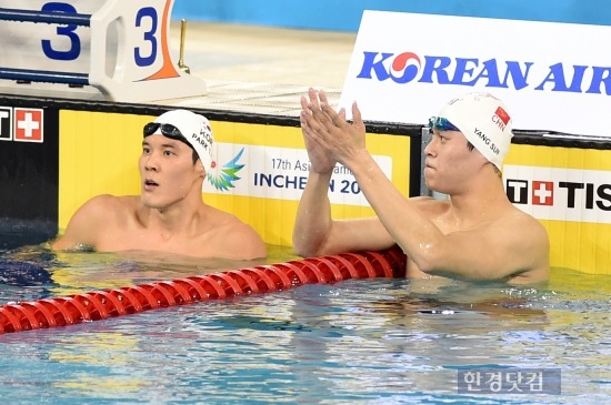 남자 자유형 1500m 결승에서 맞붙은 박태환과 쑨양. 이 종목에서 대회 2연패에 성공한 쑨양이 옆 레인의 4위 박태환을 위해 박수를 유도하고 있다. 사진=변성현 기자