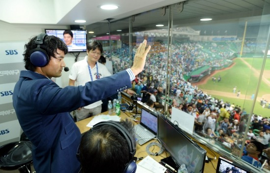 SBS 야구 해설위원으로 변신해 인천 문학구장을 찾은 박찬호. 사진=SBS 제공