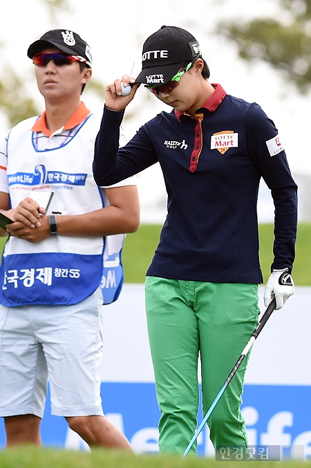 [메트라이프·한국경제 KLPGA 챔피언십] 김효주, '갤러리의 환호에 인사 꾸벅'