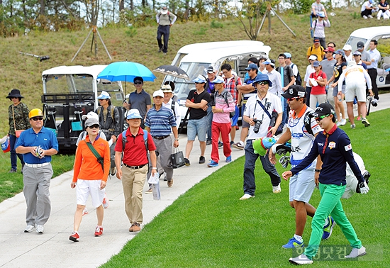 [메트라이프·한국경제 KLPGA 챔피언십] 김효주, '첫 날부터 많은 갤러리와 함께~'