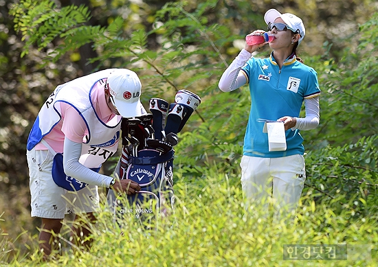 [메트라이프·한국경제 KLPGA 챔피언십] 김자영, '물 마시는 모습이 그림이네~'