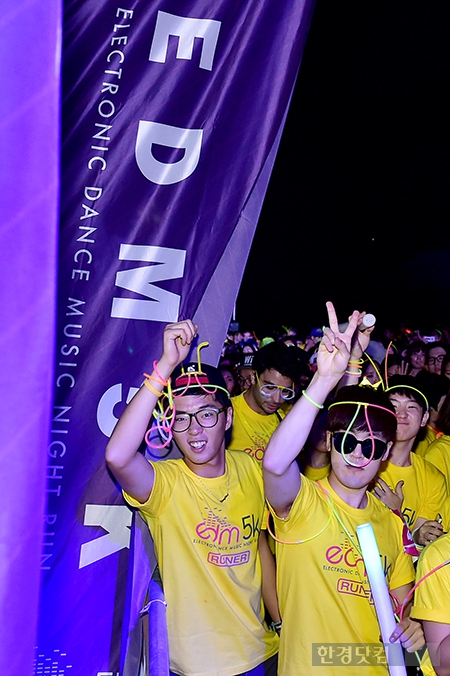 [포토] 'EDM 5K RUN' 마라톤 앞두고 한껏 신난 참가자들