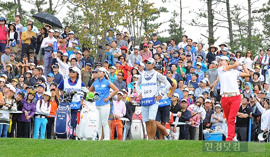 [메트라이프·한국경제 KLPGA 챔피언십] 김효주, '많은 갤러리 응집한 가운데 티샷'