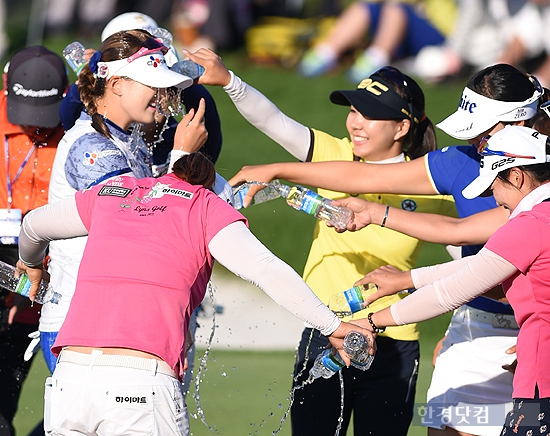 [메트라이프·한국경제 KLPGA 챔피언십] '우승' 백규정, '시원한 물세례'