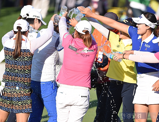 [메트라이프·한국경제 KLPGA 챔피언십] '규정아 우승 축하해~'