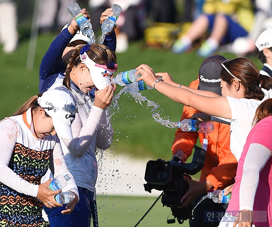 [메트라이프·한국경제 KLPGA 챔피언십] 백규정, '우승 축하 물세례'