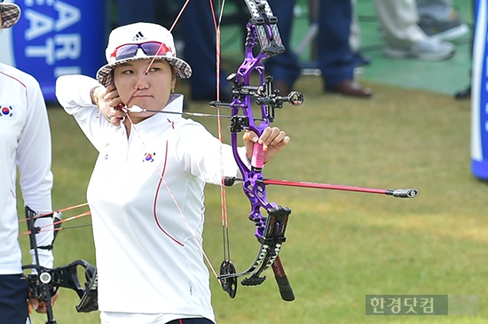 [포토] 금빛 활 시위 당기는 석지현