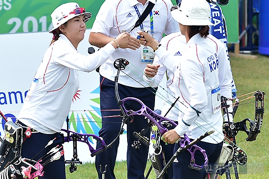 [포토] 여자양궁대표팀, '응원의 하이파이브'