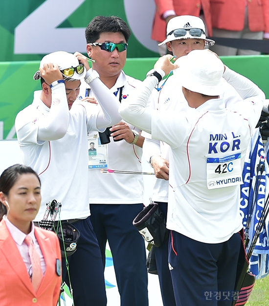 [포토] 남자 양궁 대표팀, '2점차'로 아쉽게 은메달 획득