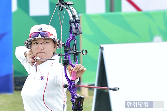 [포토] 힘차게 활시위 당기는 석지현