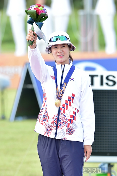 [포토] 최보민, 하늘에 계신 스승님께 바치는 '금메달'