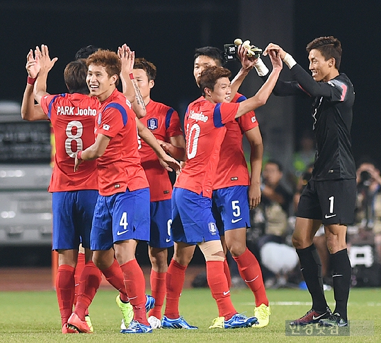 [포토] AG 한국 축구, '우리가 이겼어'