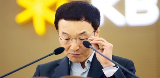 이건호 국민은행장이 1일 기자간담회에서 거취 문제에 대해 입장을 밝히고 있다. /정동헌 기자dhchung@hankyung.com 