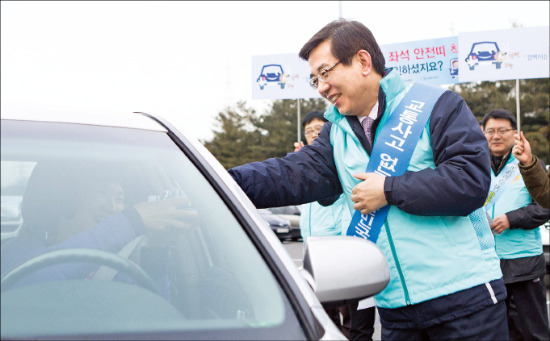 교통안전공단은 추석을 맞아 전국 58개 자동차검사소와 고속도로 휴게소에서 무료 정비 서비스를 한다. 정일영 교통안전공단 이사장이 설 연휴를 앞둔 지난 1월29일 서해안고속도로 화성휴게소에서 안전용품을 제공하는 교통안전 캠페인을 벌이고 있다.
 