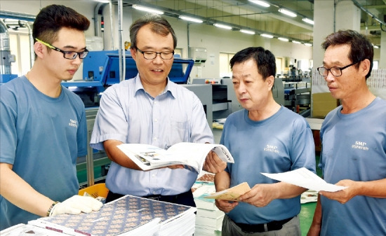 조병욱 삼성문화인쇄 사장(왼쪽 두번째)이 직원들과 함께 인쇄한 제품을 검사하고 있다. 허문찬 기자 sweat@hankyung.com