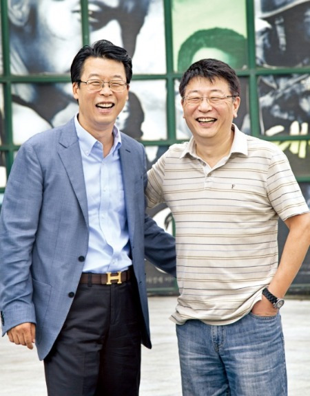 3일 부산 해운대 부산영화촬영소에서 형 곽경택 감독(오른쪽)과 동생 곽규택 변호사가 환하게 웃고 있다.
