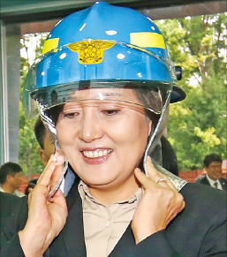 박영선 새정치연합 원내대표가 3일 강북 소방서를 찾아 소방관 헬멧을 써보고 있다. 연합뉴스