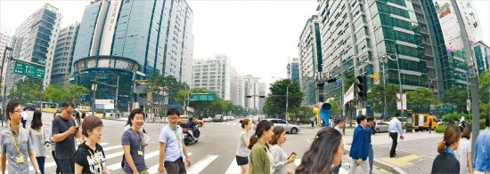 기계 돌아가는 소리가 요란했던 서울 구로동 구로공단이 탄생 50년 만에 정보기술(IT)과 소프트웨어, 로봇 등을 만드는 기업들로 가득찬 첨단 산업단지(서울디지털단지)로 바뀌었다. 이곳에서 일하는 온라인 교육업체 에듀윌 직원들이 점심 식사를 하기 위해 사무실을 나와 횡단보도를 건너고 있다. 허문찬 기자 sweat@hankyung.com