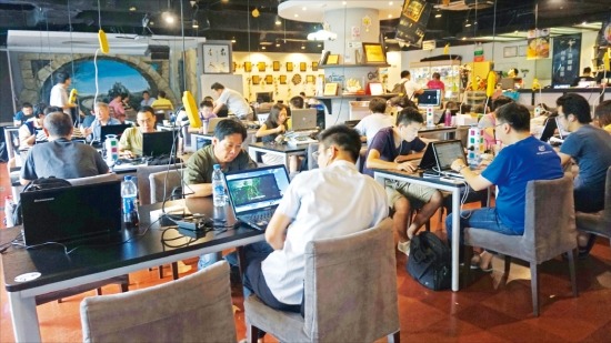 중국 베이징시 중관춘에 있는 창업카페 ‘처쿠카페’에서 지난 5일 창업 지망생들이 노트북 컴퓨터로 작업하고 있다. 처쿠카페는 월 100위안을 받고 창업 지망생들에게 사무공간과 사무기기 등을 제공하고 있다. 베이징=김동윤 특파원