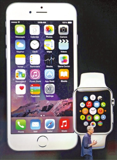 팀 쿡 애플 최고경영자(CEO)가 9일(현지시간) 미국 캘리포니아주 쿠퍼티노 플린트센터에서 ‘아이폰6’와 ‘애플워치’를 소개하고 있다. 플린트센터는 스티브 잡스 창업자가 1984년 매킨토시 컴퓨터를 발표한 곳이다. 연합뉴스