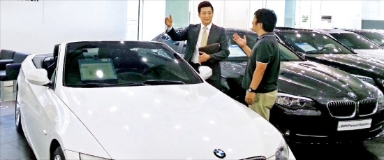 국내 최대 수입 중고차 쇼핑몰인 서울 양재동 서울오토갤러리에 있는 BMW 중고차 전문 매장 ‘프리미엄 셀렉션’에서 중고차 구매 희망자가 직원에게 상담을 받고 있다.