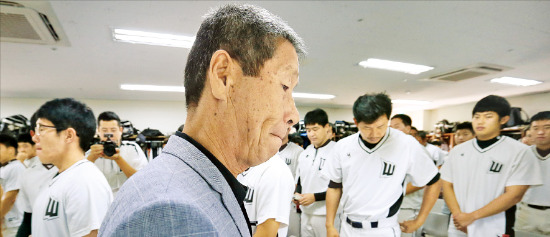 < 고개 떨군 ‘야신’ > 김성근 고양원더스 감독이 11일 선수들에게 팀 해체 결정을 알리며 침통한 표정을 짓고 있다. 연합뉴스