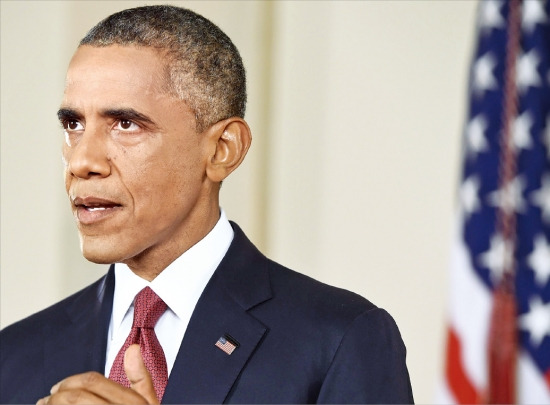 < 공습 발표 > 버락 오바마 미국 대통령이 10일(현지시간) 백악관 크로스홀에서 이슬람 극단주의 무장단체 ‘이슬람국가(IS)’의 시리아 근거지를 공습하겠다고 발표하고 있다. 워싱턴AFP연합뉴스