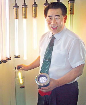 양우석 태양산업조명 사장이 휴대가 간편한 무선방수 LED조명 ‘썬아이’를 설명하고 있다. 민지혜 기자