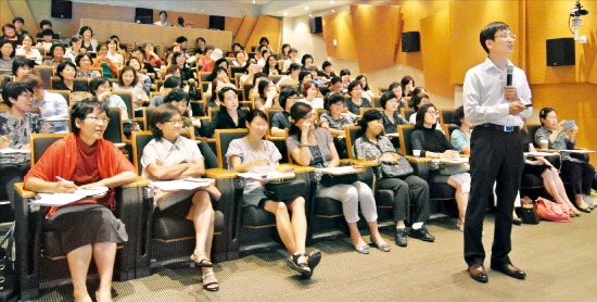 한국경제신문과 신한은행이 공동으로 주관하는 ‘고준석 박사의 경매스쿨’에서 고준석 청담역지점장(가운데)이 강의하고 있다.  /김하나 기자 