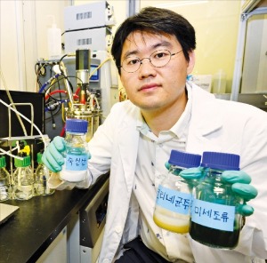 우한민 한국과학기술연구원(KIST) 선임연구원이 녹조를 이용한 플라스틱 생산에 사용된 숙신산, 코리네균주, 미세조류 등의 재료를 소개하고 있다. KIST 제공