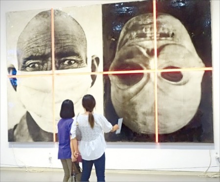 대구사진비엔날레가 열리고 있는 대구문화예술회관을 찾은 관람객들이 중국 작가 보무의 ‘The Figure Die Away-Ⅰ, No.1’을 감상하고 있다. 김인선 기자