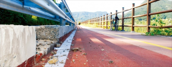 북한강 자전거길 백양리역~강경역 구간 도로에 펜스를 지탱하는 콘크리트 조각들이 흩어져 있다.