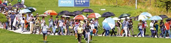 메트라이프·한국경제 KLPGA 챔피언십 2라운드 경기가 19일 경기 안산시 대부도 아일랜드CC에서 열렸다. 김효주·김세영·이정민 선수가 9번홀에서 티샷한 뒤 갤러리들과 함께 이동하고 있다. 이승재 한경매거진 기자 fotoleesj@hankyung.com